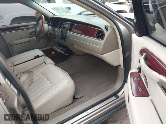 2003 Lincoln Town Car Signature z VIN 1LNHM82W73Y645995, wystawiony jako IAAI lot #41958634 z przebiegiem 172 960 mil mil oraz . Historia ofert i sprzedaży dostępna na DreamBid. Obrazek 5.