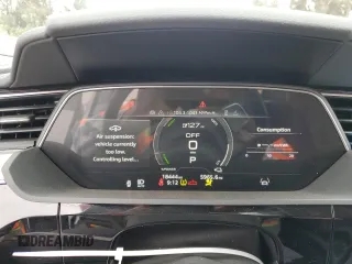2024 Audi Q8 e-tron Premium z VIN WA14AAGE9RB024394, wystawiony jako Copart lot #69722074 z przebiegiem 18 444 mil mil oraz Szkoda całkowita • Salvage title. Historia ofert i sprzedaży dostępna na DreamBid. Obrazek 9.