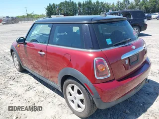 2007 MINI Hardtop z VIN WMWMF33597TT58390, wystawiony jako IAAI lot #42126289 z przebiegiem 111 103 mil mil oraz . Historia ofert i sprzedaży dostępna na DreamBid. Obrazek 3.