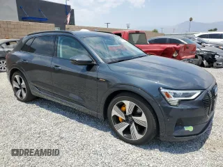 2023 Audi e-tron Premium Plus z VIN WA1LAAGE8PB024508, wystawiony jako Copart lot #62882574 z przebiegiem 20 633 mil mil oraz Szkoda całkowita • Salvage title. Historia ofert i sprzedaży dostępna na DreamBid. Obrazek 4.