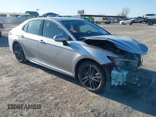 2022 Toyota Camry Hybrid XSE z VIN 4T1K31AK7NU572054, wystawiony jako IAAI lot #41389861 z przebiegiem 58 675 mil mil oraz . Historia ofert i sprzedaży dostępna na DreamBid. Obrazek 1.