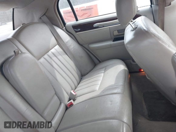 2007 Lincoln Town Car Signature z VIN 1LNHM81V27Y602776, wystawiony jako IAAI lot #41754559 z przebiegiem 135 521 mil mil oraz . Historia ofert i sprzedaży dostępna na DreamBid. Obrazek 8.