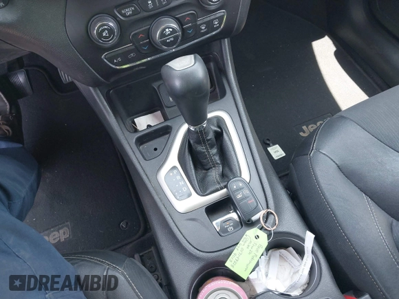 2018 Jeep Cherokee Latitude Plus с VIN 1C4PJLLX0JD523874, выставлен на аукционе IAAI как лот 42374894 с пробегом 77 086 миль миль и . История ставок и продаж доступна на DreamBid. Изображение 11.