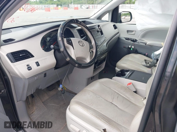 2014 Toyota Sienna LE AAS z VIN 5TDKK3DC1ES506563, wystawiony jako IAAI lot #42108481 z przebiegiem 173 831 mil mil oraz . Historia ofert i sprzedaży dostępna na DreamBid. Obrazek 5.