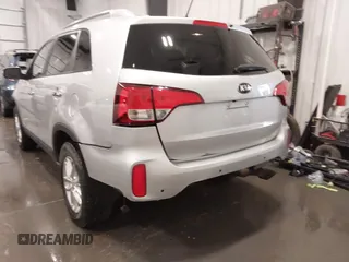 2014 Kia Sorento LX z VIN 5XYKTCA63EG524362, wystawiony jako IAAI lot #42264712 z przebiegiem 99 450 mil mil oraz . Historia ofert i sprzedaży dostępna na DreamBid. Obrazek 6.