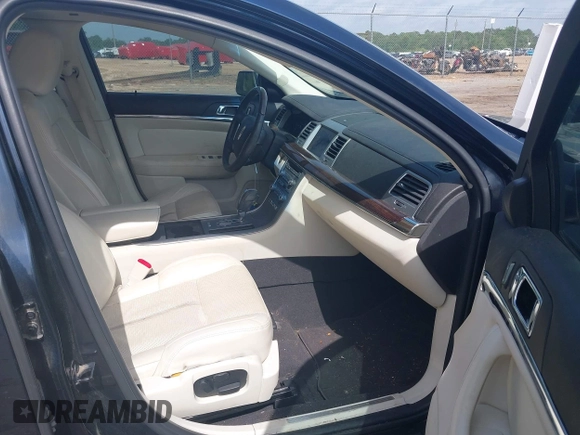2009 Lincoln MKS z VIN 1LNHM93R69G625590, wystawiony jako IAAI lot #42270653 z przebiegiem 101 024 mil mil oraz . Historia ofert i sprzedaży dostępna na DreamBid. Obrazek 5.