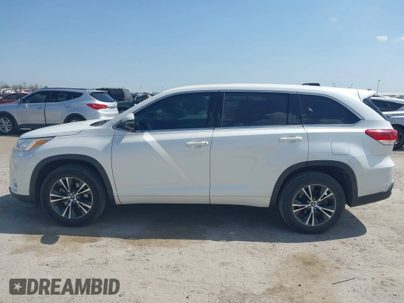 2018 Toyota Highlander LE z VIN 5TDZARFH9JS039822, wystawiony jako IAAI lot #41881905 z przebiegiem 125 094 mil mil oraz . Historia ofert i sprzedaży dostępna na DreamBid. Obrazek 14.