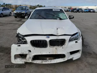2015 BMW M5 z VIN WBSFV9C53FD595315, wystawiony jako Copart lot #39656653 z przebiegiem 85 869 mil mil oraz . Historia ofert i sprzedaży dostępna na DreamBid. Obrazek 5.