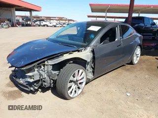 2018 Tesla Model 3 Long Range Battery z VIN 5YJ3E1EB6JF105837, wystawiony jako IAAI lot #41763460 z przebiegiem 100 387 mil mil oraz . Historia ofert i sprzedaży dostępna na DreamBid. Obrazek 17.