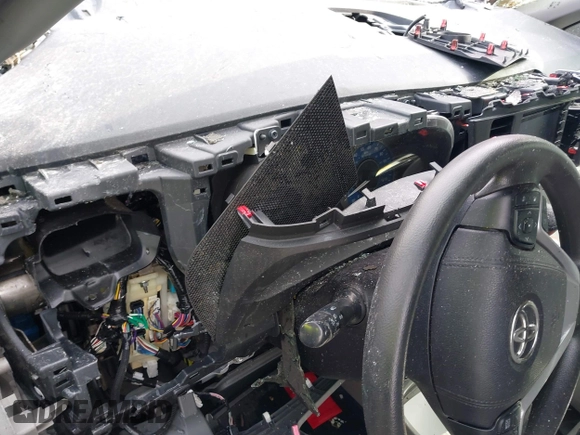 2019 Toyota Sienna LE with VIN 5TDJZ3DC3KS226551, listed as a IAAI auction lot 41495662 with 31,764 mi miles. Bid and sale history available at carsss.com. Image 7.