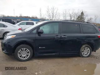 2017 Toyota Sienna XLE Auto Access Seat with VIN 5TDYZ3DC6HS826682, listed as a IAAI auction lot 41932138 with 33,827 mi miles. Bid and sale history available at carsss.com. Image 14.