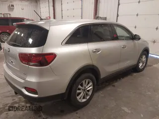 2019 Kia Sorento L z VIN 5XYPG4A3XKG575729, wystawiony jako IAAI lot #41851001 z przebiegiem 105 272 mil mil oraz . Historia ofert i sprzedaży dostępna na DreamBid. Obrazek 4.