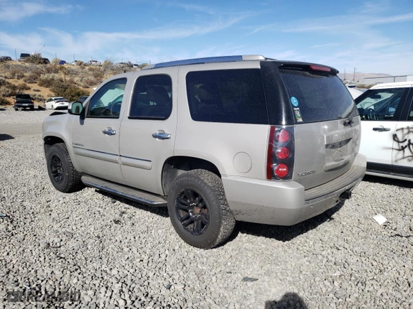2007 GMC Yukon Denali with VIN 1GKFK63847J138982, listed as a Copart auction lot 75054264 with 194,713 mi miles and Salvage Title. Bid and sale history available at carsss.com. Image 2.