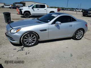 2016 Mercedes-Benz SLK 300 z VIN WDDPK3JAXGF116126, wystawiony jako Copart lot #52287515 z przebiegiem 79 573 mil mil oraz Szkody całkowita. Historia ofert i sprzedaży dostępna na DreamBid. Obrazek 1.