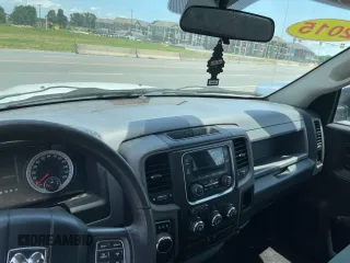 2015 Ram 1500 Express z VIN 3C6JR6AGXFG687430, wystawiony jako Copart lot #59638345 z przebiegiem 86 438 mil mil oraz Czysty tytuł • Clean title. Historia ofert i sprzedaży dostępna na DreamBid. Obrazek 9.