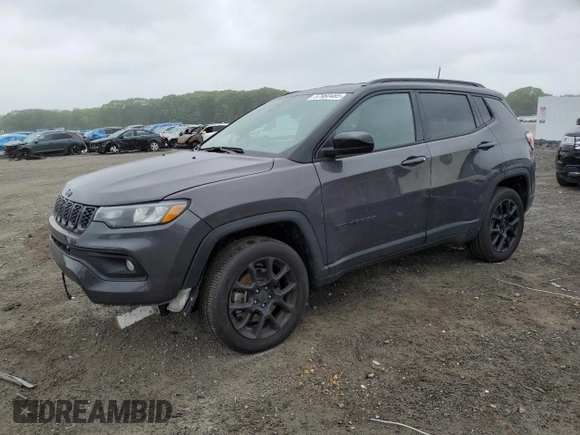 2024 Jeep Compass Latitude z VIN 3C4NJDBN8RT120485, wystawiony jako Copart lot #57960485 z przebiegiem 7 677 mil mil oraz Szkoda całkowita • Salvage title. Historia ofert i sprzedaży dostępna na DreamBid. Obrazek 1.