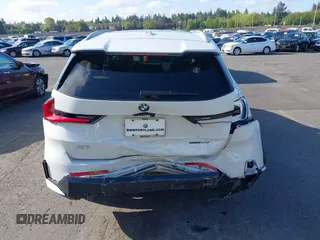 2024 BMW X1 xDrive28i с VIN WBX73EF0XR5Z50590, выставлен на аукционе IAAI как лот 42052219 с пробегом 3 158 миль миль и . История ставок и продаж доступна на DreamBid. Изображение 16.