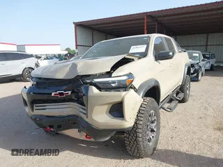 2024 Chevrolet Colorado 4WD ZR2 z VIN 1GCPTFEK4R1145701, wystawiony jako IAAI lot #42262513 z przebiegiem 8 666 mil mil oraz . Historia ofert i sprzedaży dostępna na DreamBid. Obrazek 2.