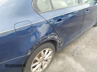 2011 Volkswagen Jetta SE z VIN 3VWDZ7AJ2BM388322, wystawiony jako IAAI lot #42772120 z przebiegiem 240 415 mil mil oraz . Historia ofert i sprzedaży dostępna na DreamBid. Obrazek 6.