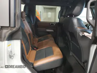 2022 Ford Bronco z VIN 1FMEE5DP8NLB90711, wystawiony jako Copart lot #63755395 z przebiegiem 22 660 mil mil oraz Szkoda całkowita • Salvage title. Historia ofert i sprzedaży dostępna na DreamBid. Obrazek 11.