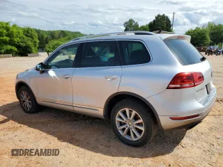 2013 Volkswagen Touareg Exec z VIN WVGEF9BP7DD008870, wystawiony jako Copart lot #56552285 z przebiegiem 234 609 mil mil oraz Tytuł czysty. Historia ofert i sprzedaży dostępna na DreamBid. Obrazek 2.