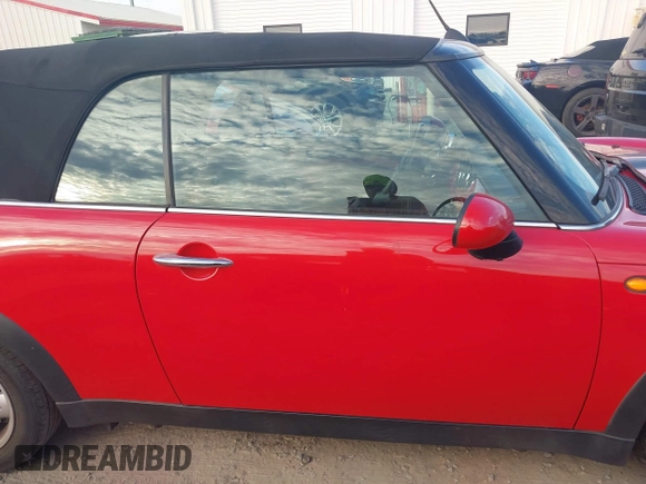 2008 MINI Convertible z VIN WMWRF33578TF68318, wystawiony jako IAAI lot #41201782 z przebiegiem 119 649 mil mil oraz . Historia ofert i sprzedaży dostępna na DreamBid. Obrazek 13.