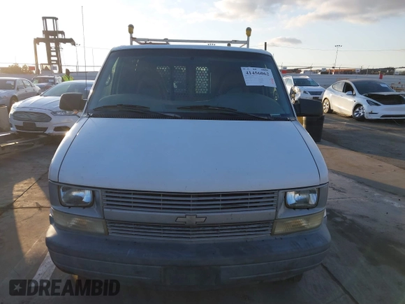1998 Chevrolet Astro Cargo z VIN 1GCDM19W4WB133439, wystawiony jako IAAI lot #41456062 z przebiegiem 310 476 mil mil oraz . Historia ofert i sprzedaży dostępna na DreamBid. Obrazek 12.