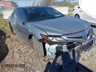 2022 Toyota Camry Hybrid XSE z VIN 4T1K31AK1NU044171, wystawiony jako IAAI lot #41778041 z przebiegiem 51 428 mil mil oraz . Historia ofert i sprzedaży dostępna na DreamBid. Obrazek 1.