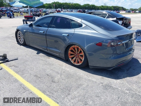 2013 Tesla Model S Performance z VIN 5YJSA1DP9DFP06121, wystawiony jako IAAI lot #42511097 z przebiegiem 100 990 mil mil oraz . Historia ofert i sprzedaży dostępna na DreamBid. Obrazek 3.