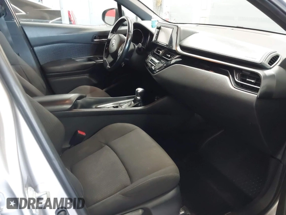 2018 Toyota C-HR XLE z VIN NMTKHMBX0JR015680, wystawiony jako IAAI lot #41987642 z przebiegiem 80 367 mil mil oraz . Historia ofert i sprzedaży dostępna na DreamBid. Obrazek 5.
