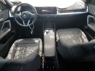 2025 BMW X1 xDrive28i z VIN WBX73EF04S5229221, wystawiony jako Copart lot #56726815 z przebiegiem 1617 mil mil oraz Nie do naprawy. Historia ofert i sprzedaży dostępna na DreamBid. Obrazek 8.