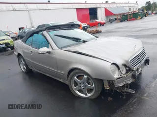 2003 Mercedes-Benz CLK 320/430 z VIN WDBLK70G23T136676, wystawiony jako IAAI lot #40448132 z przebiegiem 71 610 mil mil oraz . Historia ofert i sprzedaży dostępna na DreamBid. Obrazek 1.
