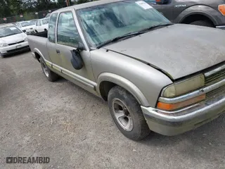 1998 Chevrolet S-10 LS with VIN 1GCCS19W8WK247445, listed as a IAAI auction lot 42087999 with 1 mi miles. Bid and sale history available at carsss.com. Image 6.
