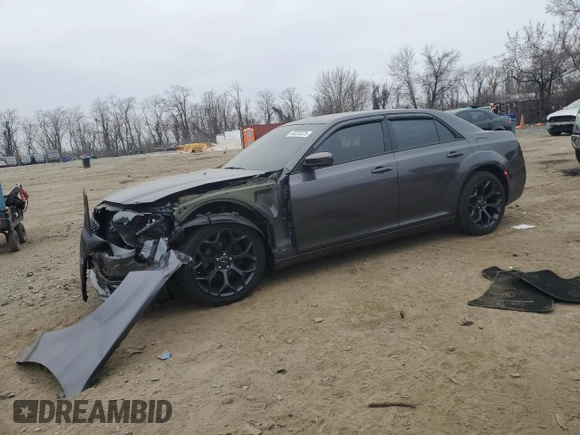 2019 Chrysler 300 S z VIN 2C3CCABG8KH594943, wystawiony jako Copart lot #49223225 z przebiegiem 60 893 mil mil oraz Szkody całkowita. Historia ofert i sprzedaży dostępna na DreamBid. Obrazek 1.