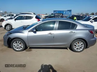 2013 Mazda 3 i Grand Touring z VIN JM1BL1WP0D1736124, wystawiony jako IAAI lot #42271018 z przebiegiem 124 478 mil mil oraz . Historia ofert i sprzedaży dostępna na DreamBid. Obrazek 14.