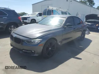 2012 BMW 3 Series 328i z VIN WBA3C1C53CF431075, wystawiony jako Copart lot #56257675 z przebiegiem 172 887 mil mil oraz Czysty tytuł • Clean title. Historia ofert i sprzedaży dostępna na DreamBid. Obrazek 1.