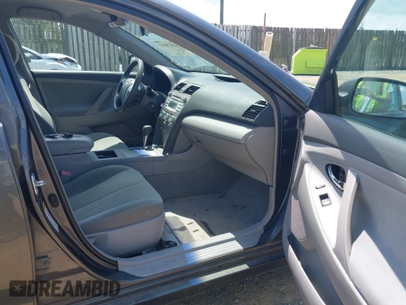 2007 Toyota Camry CE z VIN 4T1BE46K17U109995, wystawiony jako IAAI lot #42473032 z przebiegiem 193 731 mil mil oraz . Historia ofert i sprzedaży dostępna na DreamBid. Obrazek 5.