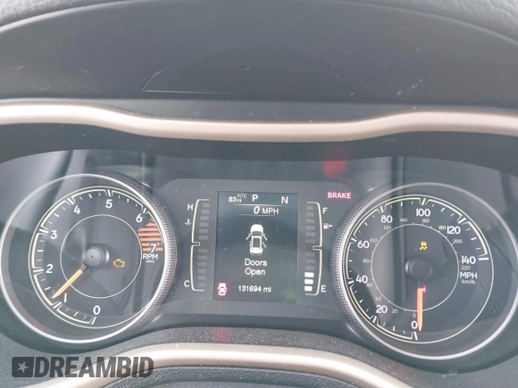 2018 Jeep Cherokee Latitude z VIN 1C4PJMCB1JD589697, wystawiony jako IAAI lot #41541689 z przebiegiem 131 694 mil mil oraz . Historia ofert i sprzedaży dostępna na DreamBid. Obrazek 7.