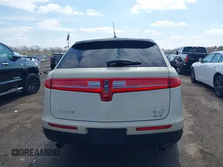 2014 Lincoln MKT EcoBoost z VIN 2LMHJ5AT0EBL56623, wystawiony jako IAAI lot #41940920 z przebiegiem 138 911 mil mil oraz . Historia ofert i sprzedaży dostępna na DreamBid. Obrazek 17.