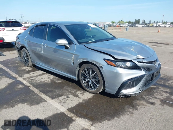 2022 Toyota Camry SE z VIN 4T1G11AK3NU638448, wystawiony jako IAAI lot #42087578 z przebiegiem 58 529 mil mil oraz . Historia ofert i sprzedaży dostępna na DreamBid. Obrazek 1.