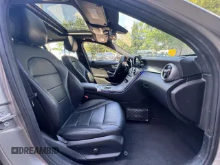 2020 Mercedes-Benz C 300 z VIN 55SWF8EB0LU328511, wystawiony jako Copart lot #63152805 z przebiegiem 92 013 mil mil oraz Czysty tytuł • Clean title. Historia ofert i sprzedaży dostępna na DreamBid. Obrazek 5.