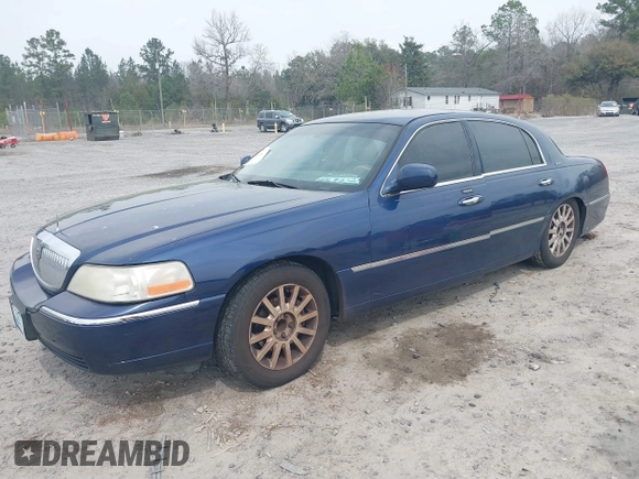 2007 Lincoln Town Car Signature z VIN 1LNHM81V27Y602776, wystawiony jako IAAI lot #41754559 z przebiegiem 135 521 mil mil oraz . Historia ofert i sprzedaży dostępna na DreamBid. Obrazek 2.