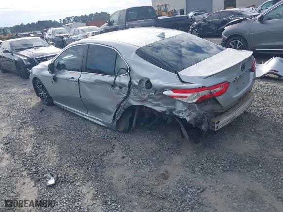 2020 Toyota Camry SE with VIN 4T1J11AKXLU879877, listed as a IAAI auction lot 40827028 with 176,872 mi miles. Bid and sale history available at carsss.com. Image 3.