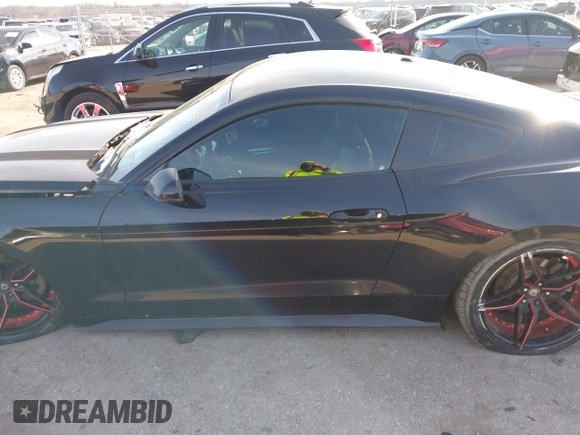 2017 Ford Mustang EcoBoost z VIN 1FA6P8TH1H5272339, wystawiony jako IAAI lot #41576468 z przebiegiem 125 455 mil mil oraz . Historia ofert i sprzedaży dostępna na DreamBid. Obrazek 14.