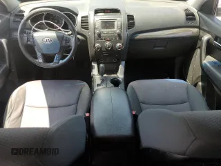 2013 Kia Sorento LX z VIN 5XYKT3A66DG400097, wystawiony jako Copart lot #60937305 z przebiegiem 177 284 mil mil oraz Czysty tytuł • Clean title. Historia ofert i sprzedaży dostępna na DreamBid. Obrazek 8.