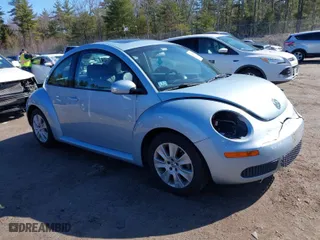 2010 Volkswagen New Beetle Coupe with VIN 3VWRG3AG4AM022921, listed as a IAAI auction lot 42048260 with 75,900 mi miles. Bid and sale history available at carsss.com. Image 1.