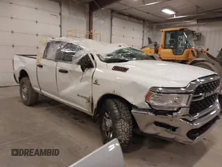 2022 Ram 2500 Big Horn z VIN 3C6UR5DL1NG336663, wystawiony jako IAAI lot #41918481 z przebiegiem 53 536 mil mil oraz . Historia ofert i sprzedaży dostępna na DreamBid. Obrazek 1.