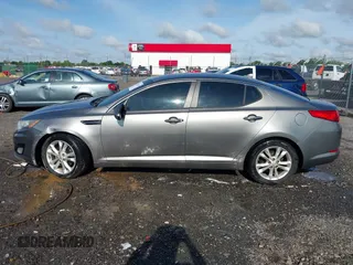 2013 Kia Optima LX z VIN 5XXGM4A70DG098022, wystawiony jako IAAI lot #42367410 z przebiegiem 131 620 mil mil oraz . Historia ofert i sprzedaży dostępna na DreamBid. Obrazek 14.