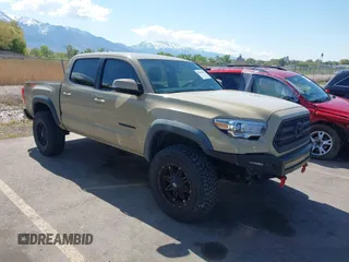 2017 Toyota Tacoma SR5 z VIN 3TMCZ5AN4HM052914, wystawiony jako IAAI lot #42164165 z przebiegiem 127 210 mil mil oraz . Historia ofert i sprzedaży dostępna na DreamBid. Obrazek 1.