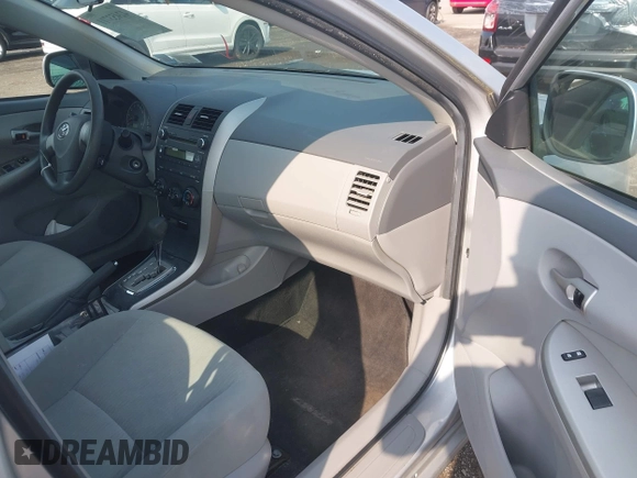 2010 Toyota Corolla z VIN 2T1BU4EE9AC263734, wystawiony jako IAAI lot #42453711 z przebiegiem 87 909 mil mil oraz . Historia ofert i sprzedaży dostępna na DreamBid. Obrazek 5.